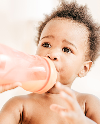 Bien protéger bébé de la chaleur en voiture