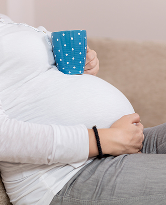 Assistante-maternelle-enceinte