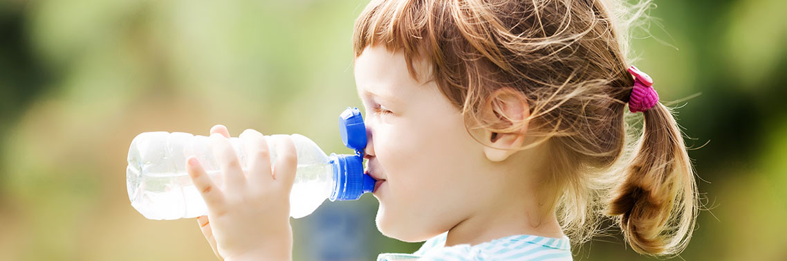 Hydrater bébé : quelle eau pour les enfants ?