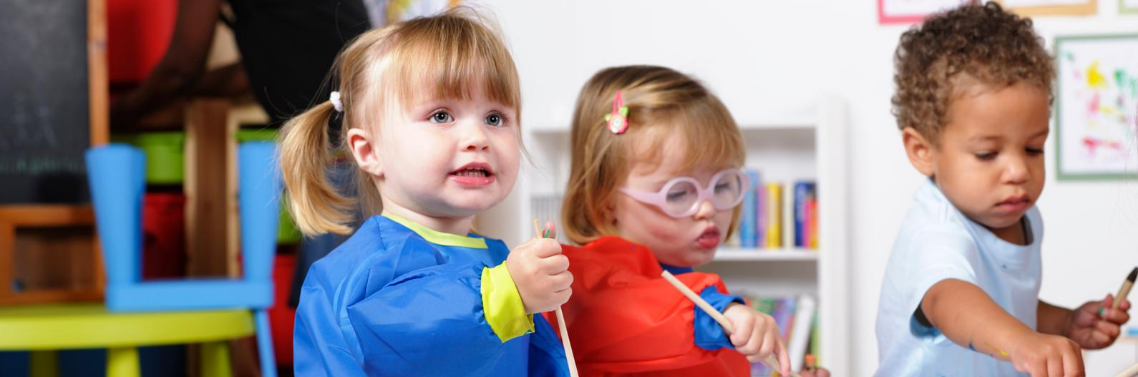 Faire de la peinture avec bébé