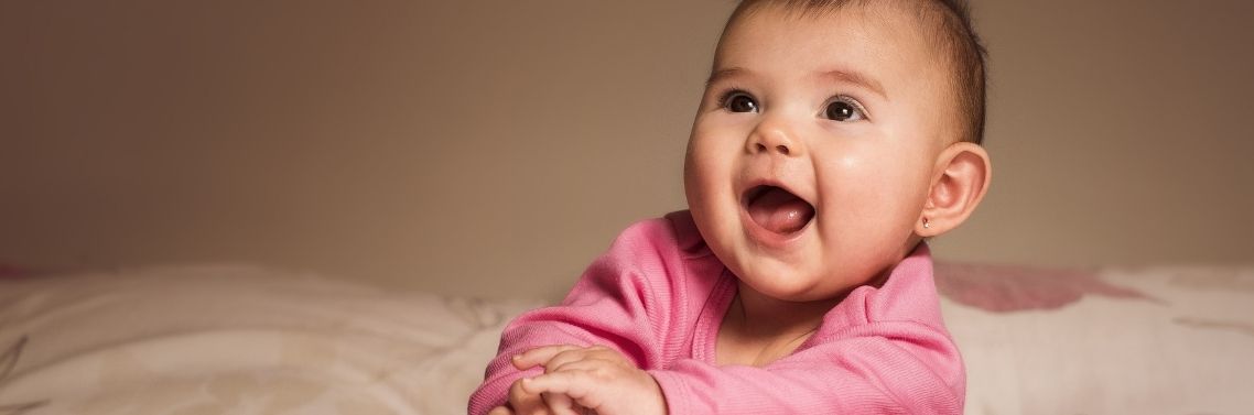 Comment favoriser le développement du langage ? 1 header site nounou assure 1138 377 langageBebe