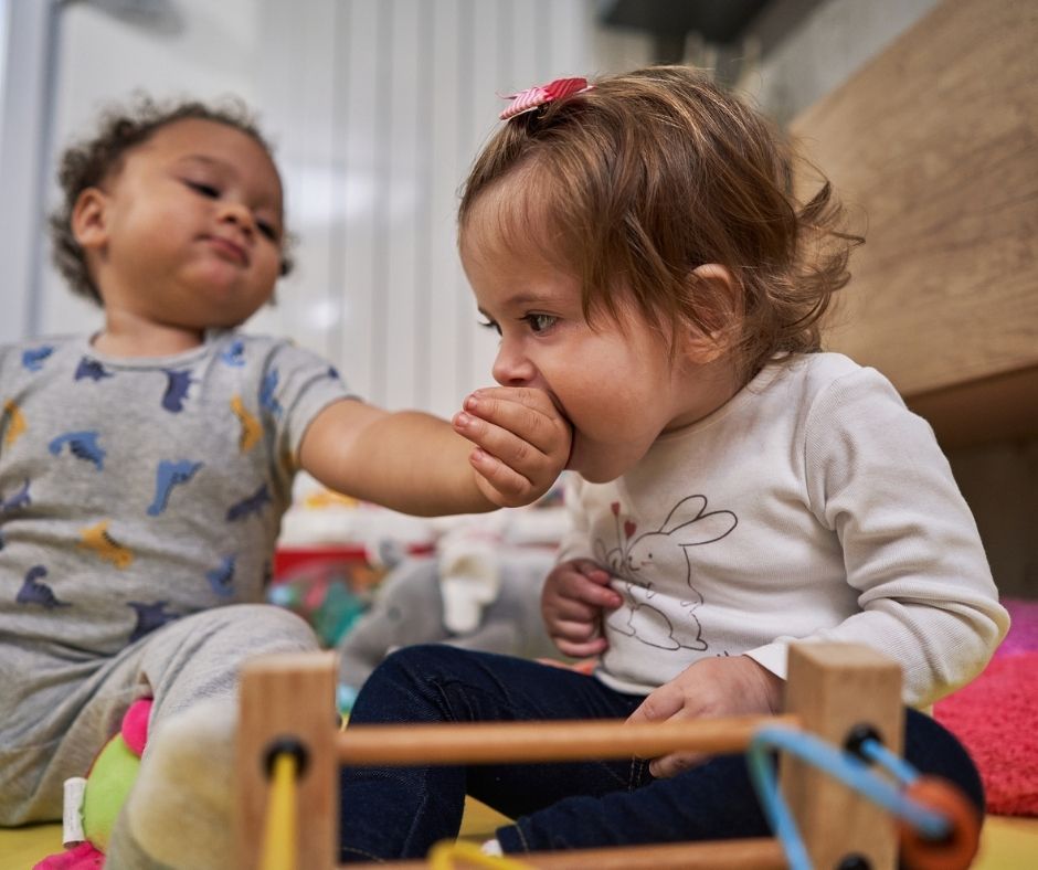 Enfant qui mord les autres enfants Nounou assure