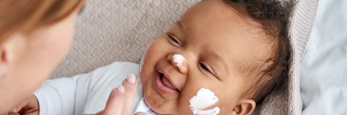 Quels cosmétiques pour bébé choisir ? 1 header site nounou assure 1138377